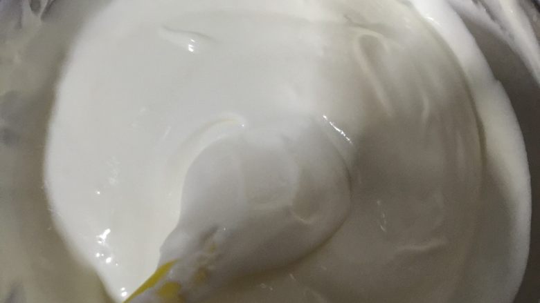 海洋酸奶慕斯蛋糕（六寸）,用刮刀将两者混合均匀，慕斯糊就做好了。这个配方口感接近日常吃的酸奶，比较清新微甜，喜欢甜味的此时可尝一下，觉得不够可适当的在此时加一些糖粉进去
