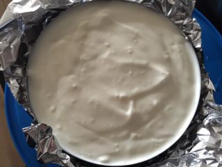 海洋酸奶慕斯蛋糕（六寸）,倒入慕斯液，轻摇一会以震出大气泡并摇平表面，然后密封了放冰箱冷藏6小时以上，赶时间的话可以冷冻一小时左右，冷藏的口感更好