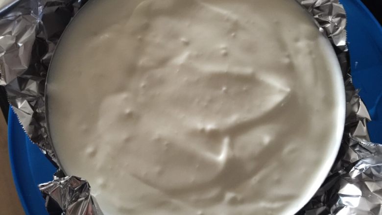海洋酸奶慕斯蛋糕（六寸）,倒入慕斯液，轻摇一会以震出大气泡并摇平表面，然后密封了放冰箱冷藏6小时以上，赶时间的话可以冷冻一小时左右，冷藏的口感更好