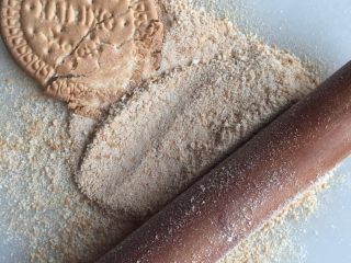 海洋酸奶慕斯蛋糕（六寸）,用擀面杖将早茶奶饼压成粉末备用