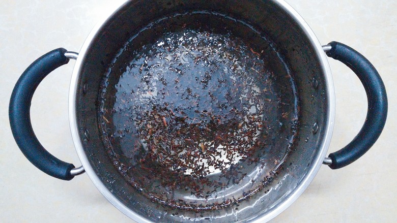 烧仙草红豆奶茶,把干红茶叶放入锅里，加适量的水，放灶上开大火烧开，熬五分钟左右！