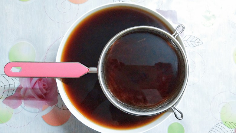烧仙草红豆奶茶,准备好一个大碗和过滤网，把熬好的红茶倒入过滤网里，过滤掉茶叶！
