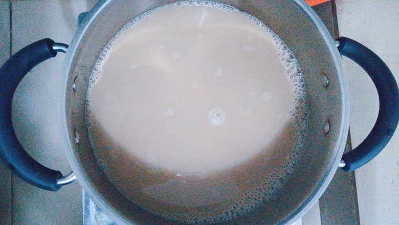 烧仙草红豆奶茶,把纯牛奶倒入过滤好的红茶水里一起熬煮开！