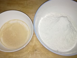 葱油饼（快速发面葱油饼）,准备适量面粉，发酵粉用温水化开