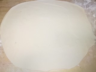 葱油饼（快速发面葱油饼）,面团擀成薄片