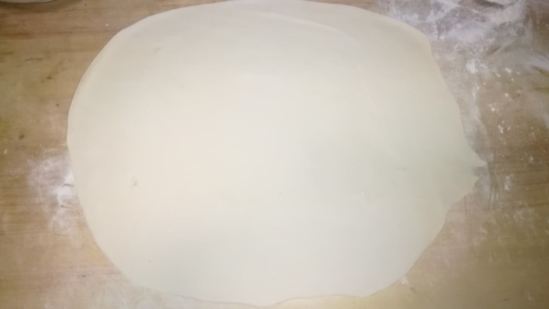 葱油饼（快速发面葱油饼）,面团擀成薄片