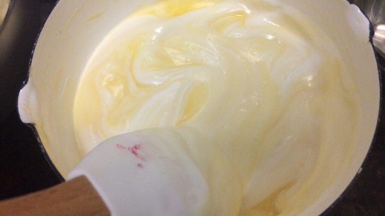 日式棉花蛋糕卷之香葱肉松卷,勺三分之一蛋白霜加入蛋黄糊，翻拌均匀