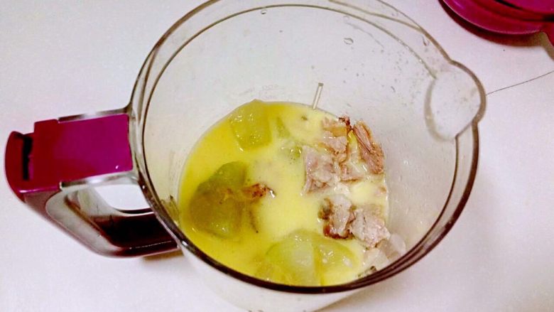 冬瓜玉米排骨汤,将玉米汁、瘦肉、冬瓜放入辅食机搅拌成泥。