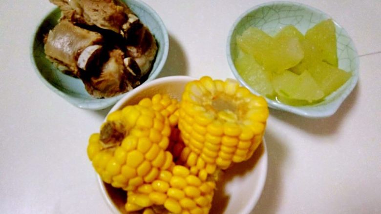 冬瓜玉米排骨汤,大点的宝宝可以直接吃排骨、玉米、冬瓜，高汤㼐去一些油脂也可以直接享用。