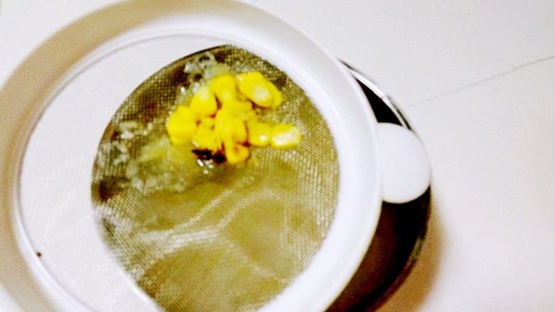 冬瓜玉米排骨汤,9个月以上宝宝，排骨汤过滤，稀释一下再食用。（这一步可以过滤骨头渣和油脂）