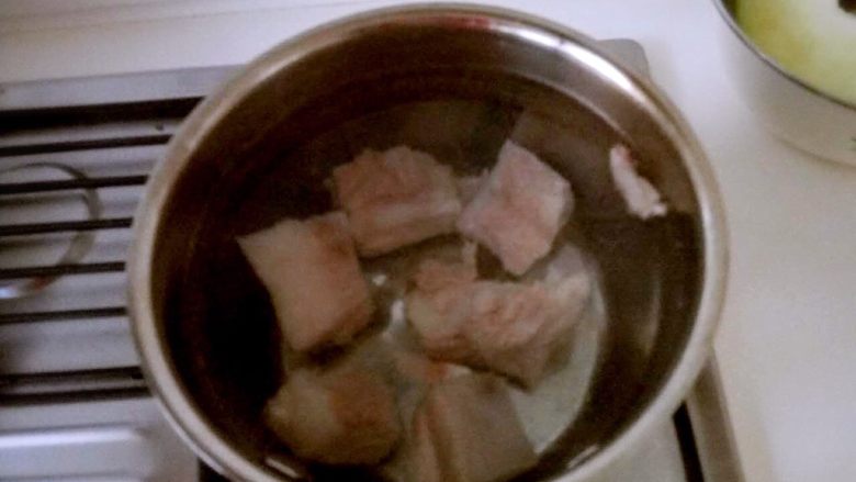 冬瓜玉米排骨汤,再次冷水起锅，放入洗净的排骨，加入足够量的水，大约是食材的三倍。
