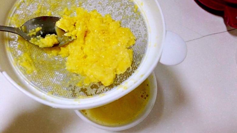 冬瓜玉米排骨汤,过滤取玉米汁。（宝宝肠胃弱，玉米外衣不利于消化，）