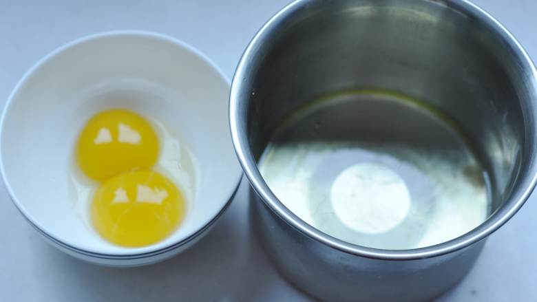 橘子蛋糕,将蛋黄、蛋白分开，蛋白一定要放入无油无水的干净盆中。

