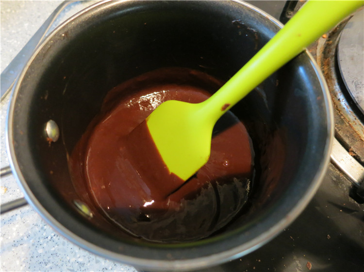 颜值不重要关键是味道--网红脏脏包,将变软的巧克力慢慢搅匀，当巧克力甘纳许变得浓稠有光泽就可以了。