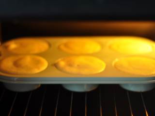 橘子蛋糕,放入提前预热好的烤箱中，中上层，上下火180度，烤15-分钟左右
