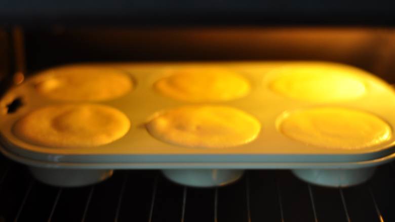 橘子蛋糕,放入提前预热好的烤箱中，中上层，上下火180度，烤15-分钟左右
