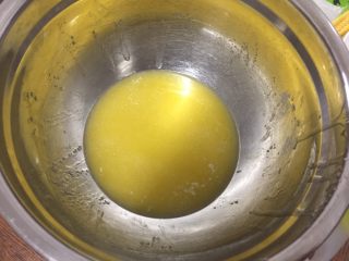 水果塔,将放有黄油的盆放在热水锅中让黄油融化