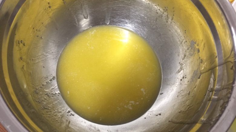 水果塔,将放有黄油的盆放在热水锅中让黄油融化