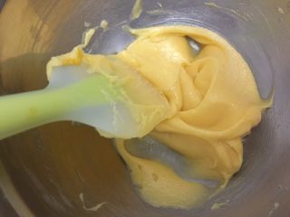 水果塔,每次都将蛋液格黄油用橡皮刮刀混合均匀后再加下一次