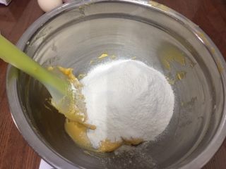 水果塔,在混合物中筛入低粉