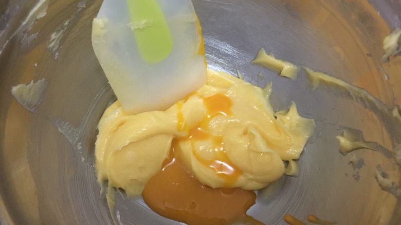 水果塔,将打散的蛋黄分三次倒入黄油中