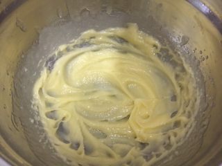 水果塔,糖粉加入黄油中用打蛋器将黄油打发至顺滑的膏状