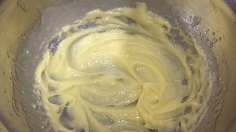 水果塔,糖粉加入黄油中用打蛋器将黄油打发至顺滑的膏状