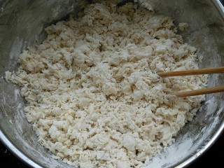 牛肉饼,先和面，面粉加少许盐混合均匀，把温水少量多次倒入面粉里，并用筷子搅成絮状后