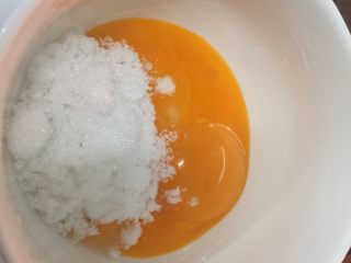 水果塔,将2个蛋黄中加入30g糖粉，用电动搅拌器打发至呈淡黄色液体