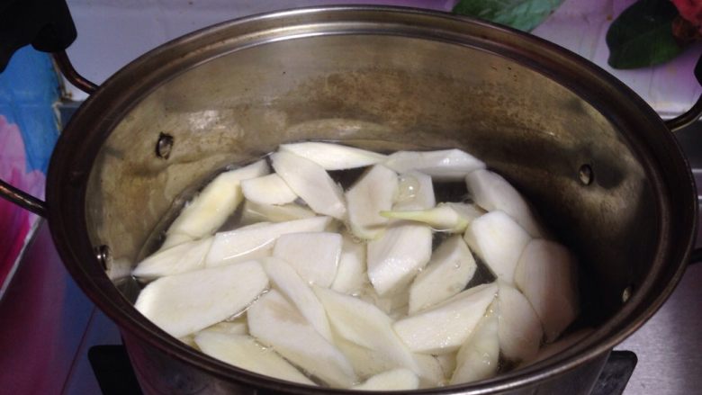 鲍汁炒茭白,锅内加水烧开，加入少许盐，倒入茭白块焯熟捞出备用