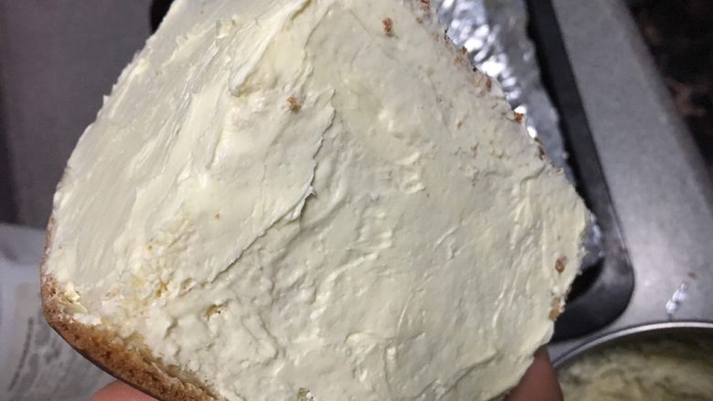 奶酪系列之：雪顶奶酪包,面包的两个外表面也涂抹上奶酪