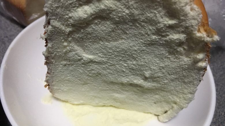 奶酪系列之：雪顶奶酪包,在装了奶粉的碗里滚过