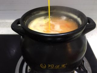 早餐系列之番茄鸡蛋疙瘩汤,鸡蛋打散，将鸡蛋液倒入煲中
