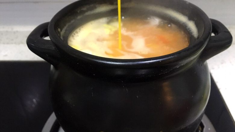 早餐系列之番茄鸡蛋疙瘩汤,鸡蛋打散，将鸡蛋液倒入煲中