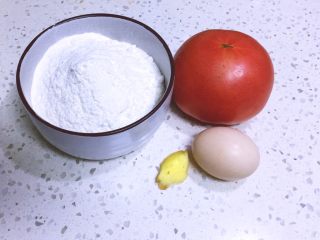 早餐系列之番茄鸡蛋疙瘩汤,将材料，面粉，鸡蛋，西红柿，生姜准备好