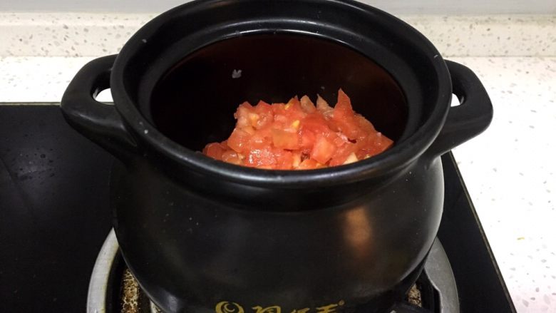 早餐系列之番茄鸡蛋疙瘩汤,准备一个煲，将西红柿丁放入煲中
