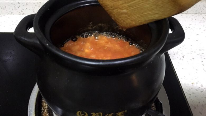 早餐系列之番茄鸡蛋疙瘩汤,小火熬，用木铲压西红柿直到西红柿出汁，没多少颗粒感时