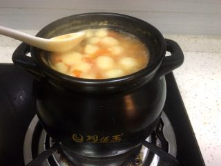 早餐系列之番茄鸡蛋疙瘩汤,中火煮开至丸子浮出水面转小火