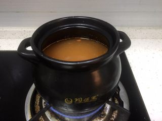 早餐系列之番茄鸡蛋疙瘩汤,将清水倒入煲中。还是我最爱的煲汤煲，陶煲王