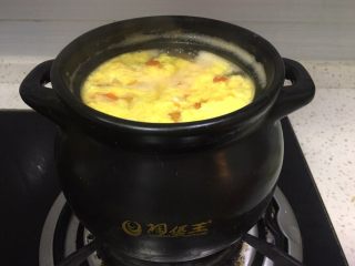 早餐系列之番茄鸡蛋疙瘩汤,鸡蛋入煲用筷子快速搅拌，关火
