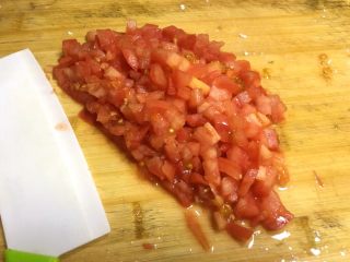 早餐系列之番茄鸡蛋疙瘩汤,将西红柿洗净用刀去尾部切丁
