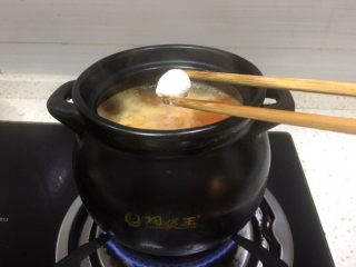 早餐系列之番茄鸡蛋疙瘩汤,煮开后，将戳好的丸子放煲中，小心放，以免汤溅出来