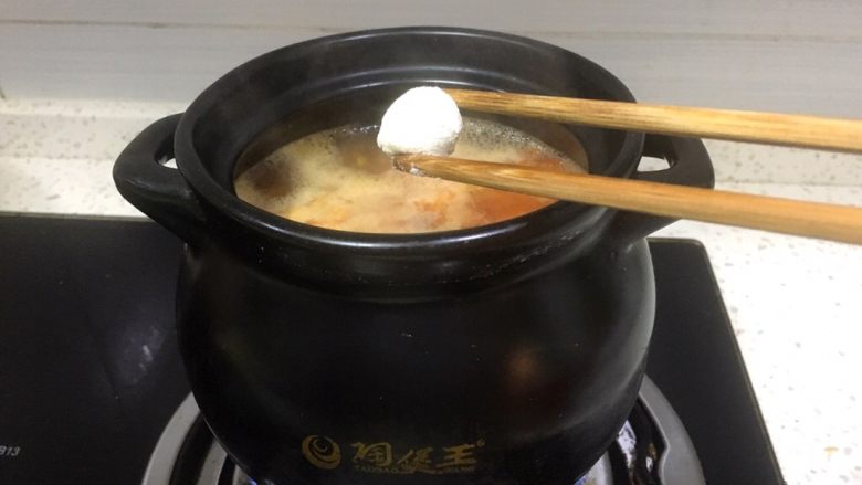 早餐系列之番茄鸡蛋疙瘩汤,煮开后，将戳好的丸子放煲中，小心放，以免汤溅出来