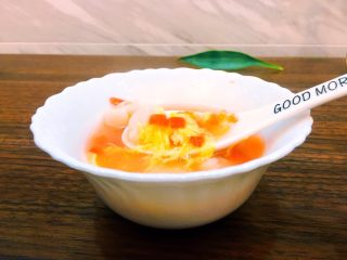 早餐系列之番茄鸡蛋疙瘩汤,准备一个碗，装一碗，每次用这个煲都觉得好方便，万能的大爱。美美的早餐就做好了