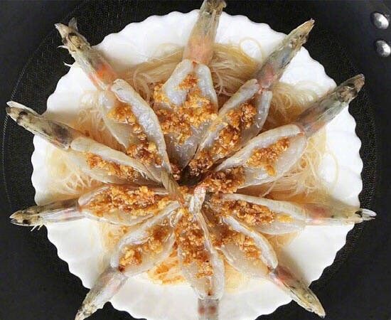 蒜蓉粉丝蒸虾,将爆香的蒜末均匀的淋在虾背上，开水上锅蒸8—10分钟