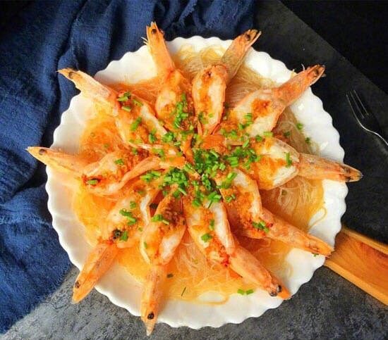 蒜蓉粉丝蒸虾,出锅后撒点葱花点缀即可。（请客吃饭的话，这道菜在餐桌上很给面子哦）