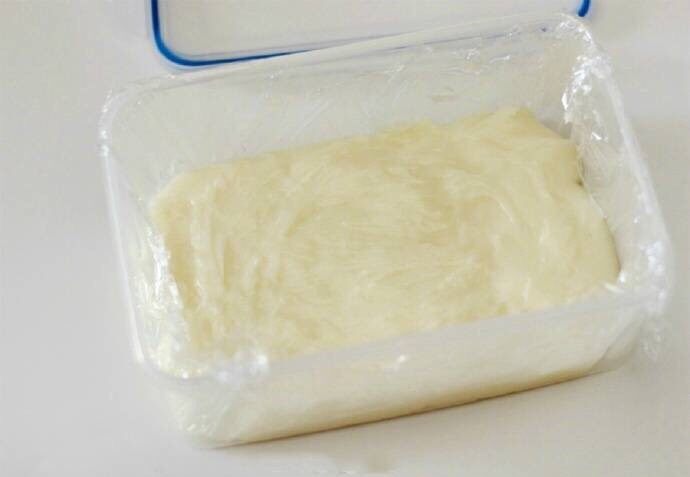 脆皮炸牛奶--就是这么得瑟,倒入铺好保鲜膜的保鲜盒中，冷藏一至两个小时凝固