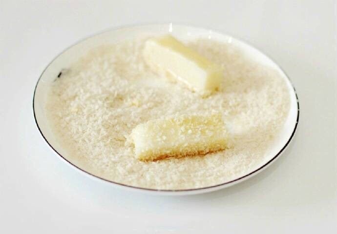 脆皮炸牛奶--就是这么得瑟,鲜奶条裹上面糊后，再均匀的裹上面包糠（没有面包糖的可用麦片碎替代）
