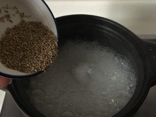 红极参藜麦油条粥,加入藜麦继续小火熬十分钟