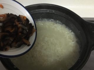 红极参藜麦油条粥,加入红极参大火煮三分钟